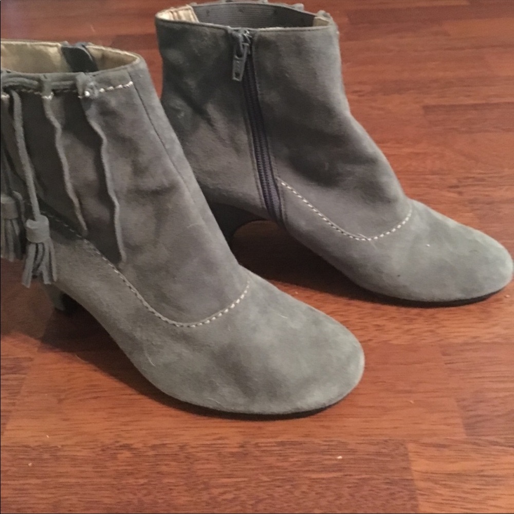 Perlina Grey Suede Tassel Booties Sz 9 EUC